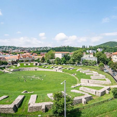 Free Parking Amphitheater Apartment - Wifi, Ac, Tv Budapest Luaran gambar