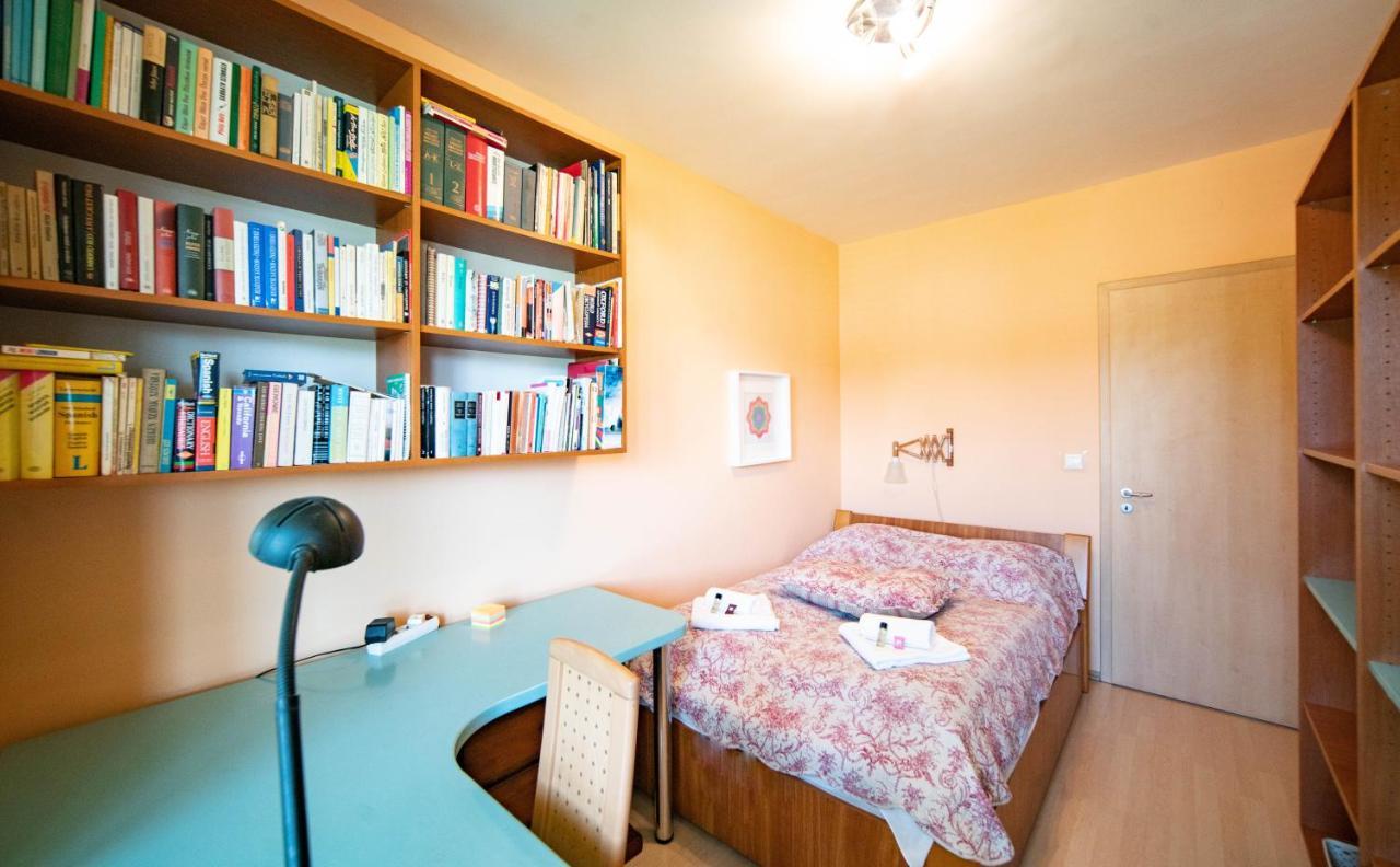 Free Parking Amphitheater Apartment - Wifi, Ac, Tv Budapest Luaran gambar