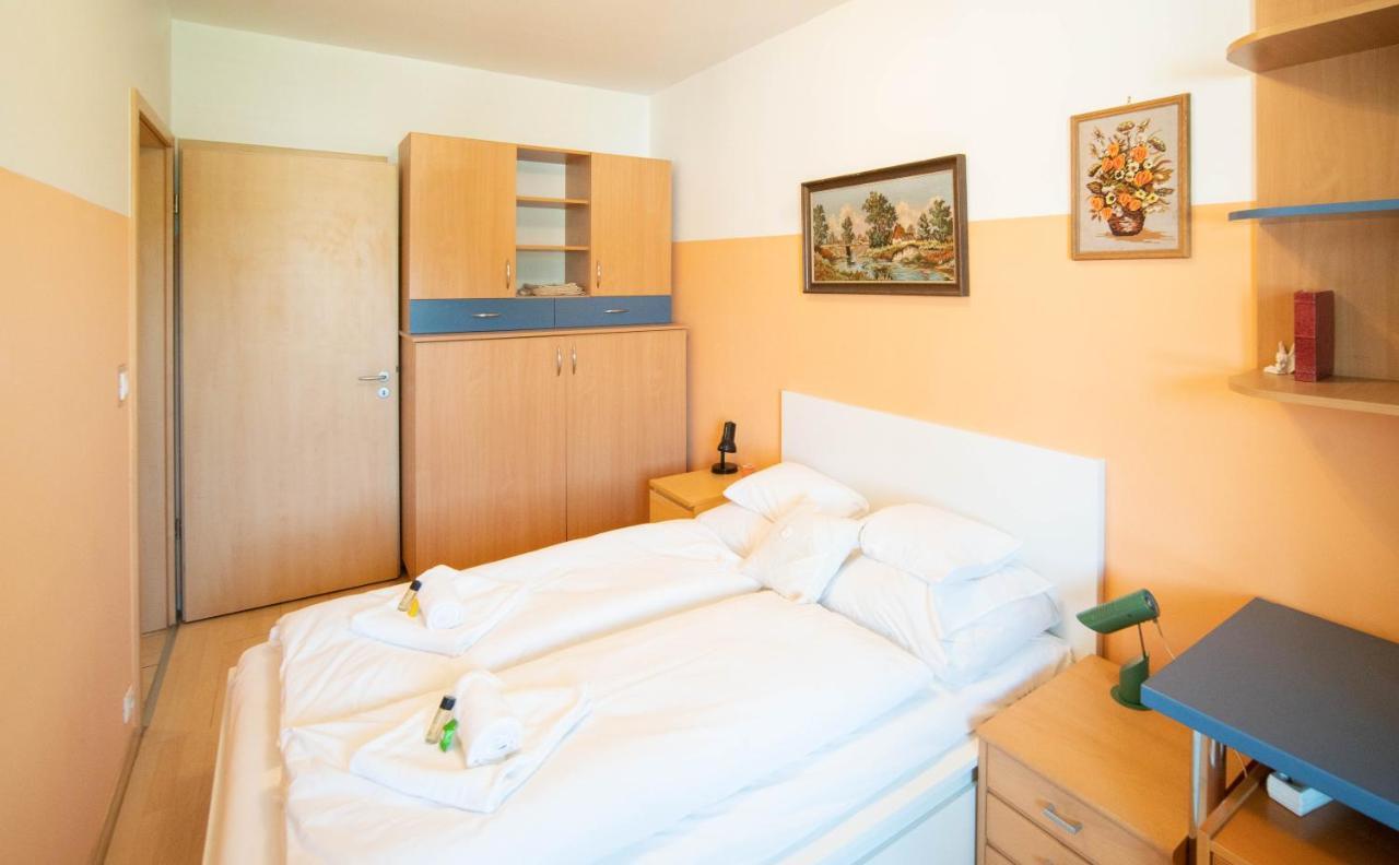Free Parking Amphitheater Apartment - Wifi, Ac, Tv Budapest Luaran gambar
