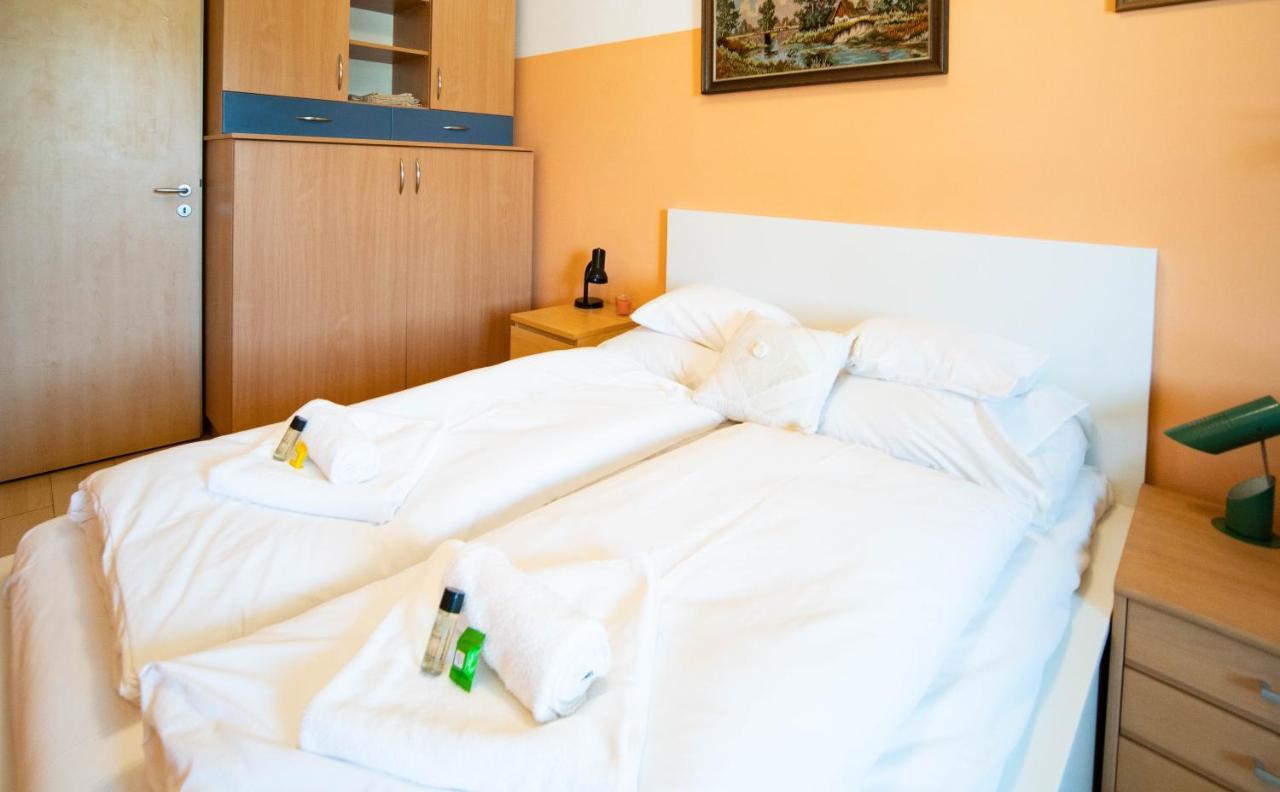 Free Parking Amphitheater Apartment - Wifi, Ac, Tv Budapest Luaran gambar