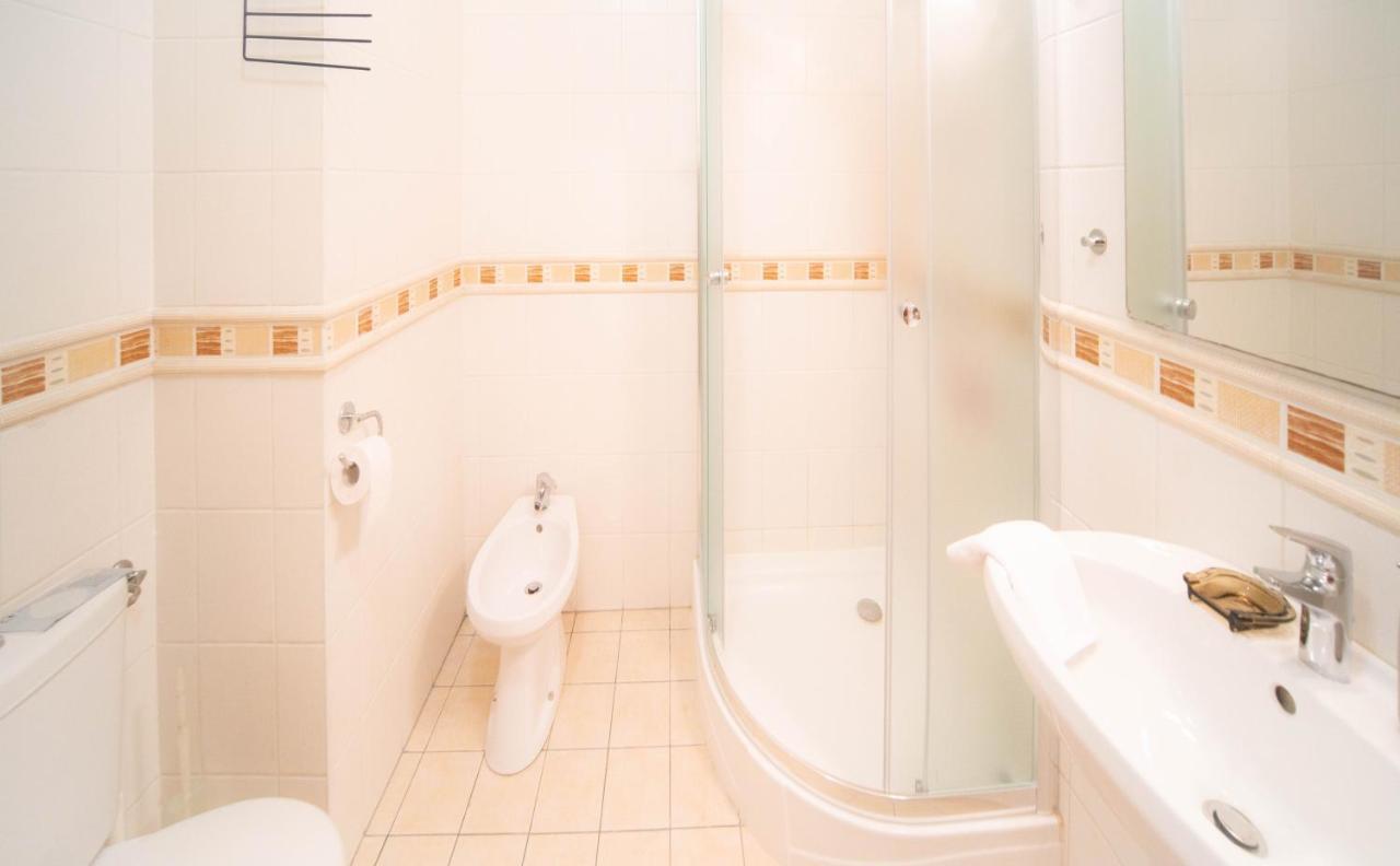 Free Parking Amphitheater Apartment - Wifi, Ac, Tv Budapest Luaran gambar
