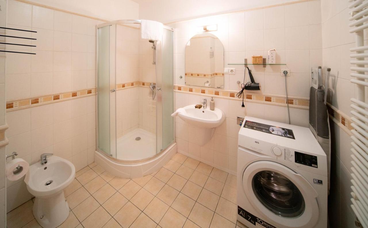 Free Parking Amphitheater Apartment - Wifi, Ac, Tv Budapest Luaran gambar