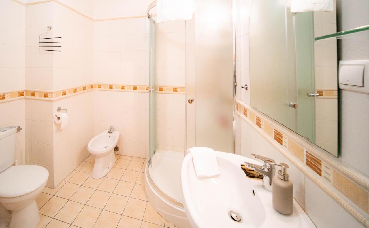 Free Parking Amphitheater Apartment - Wifi, Ac, Tv Budapest Luaran gambar