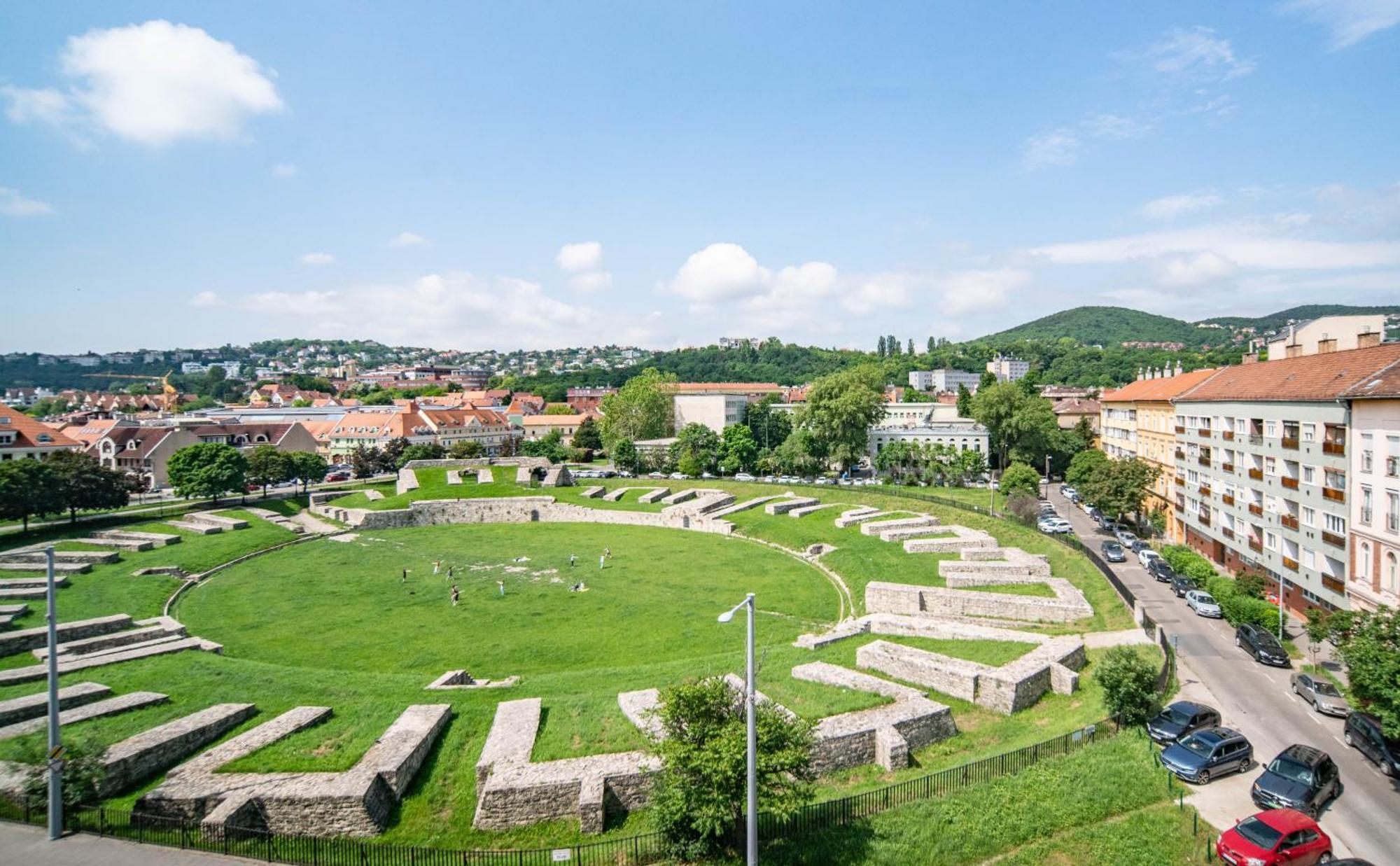 Free Parking Amphitheater Apartment - Wifi, Ac, Tv Budapest Luaran gambar
